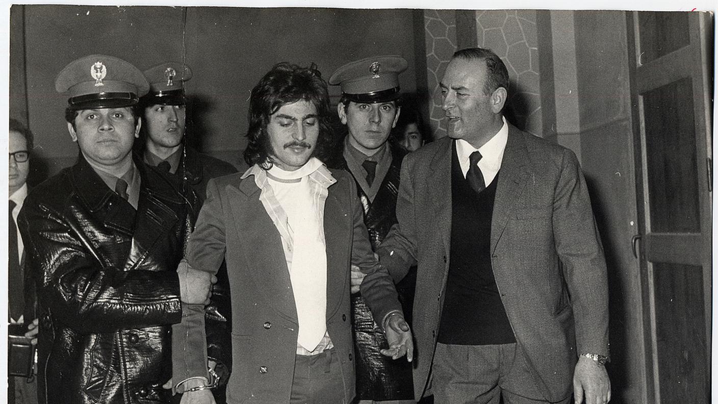 Uno dei tanti arresti di Renato Vallanzasca, qui in una foto del 1972