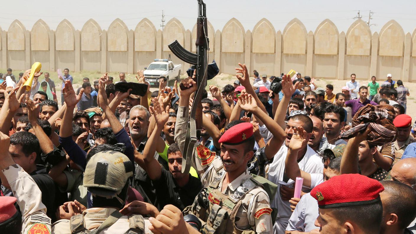 A Baghdad soldati e volontari scandiscono slogan contro i jihadisti