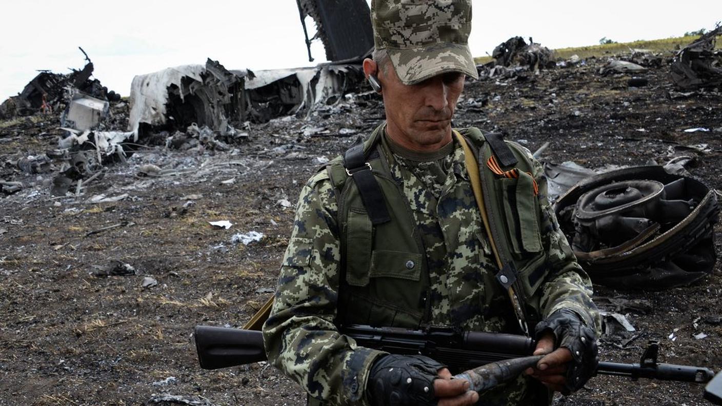 Un militare sul luogo del crash aereo