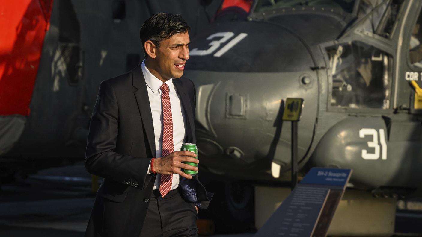 Il premier britannico Rishi Sunak visita dotazioni militari americane lunedì in California