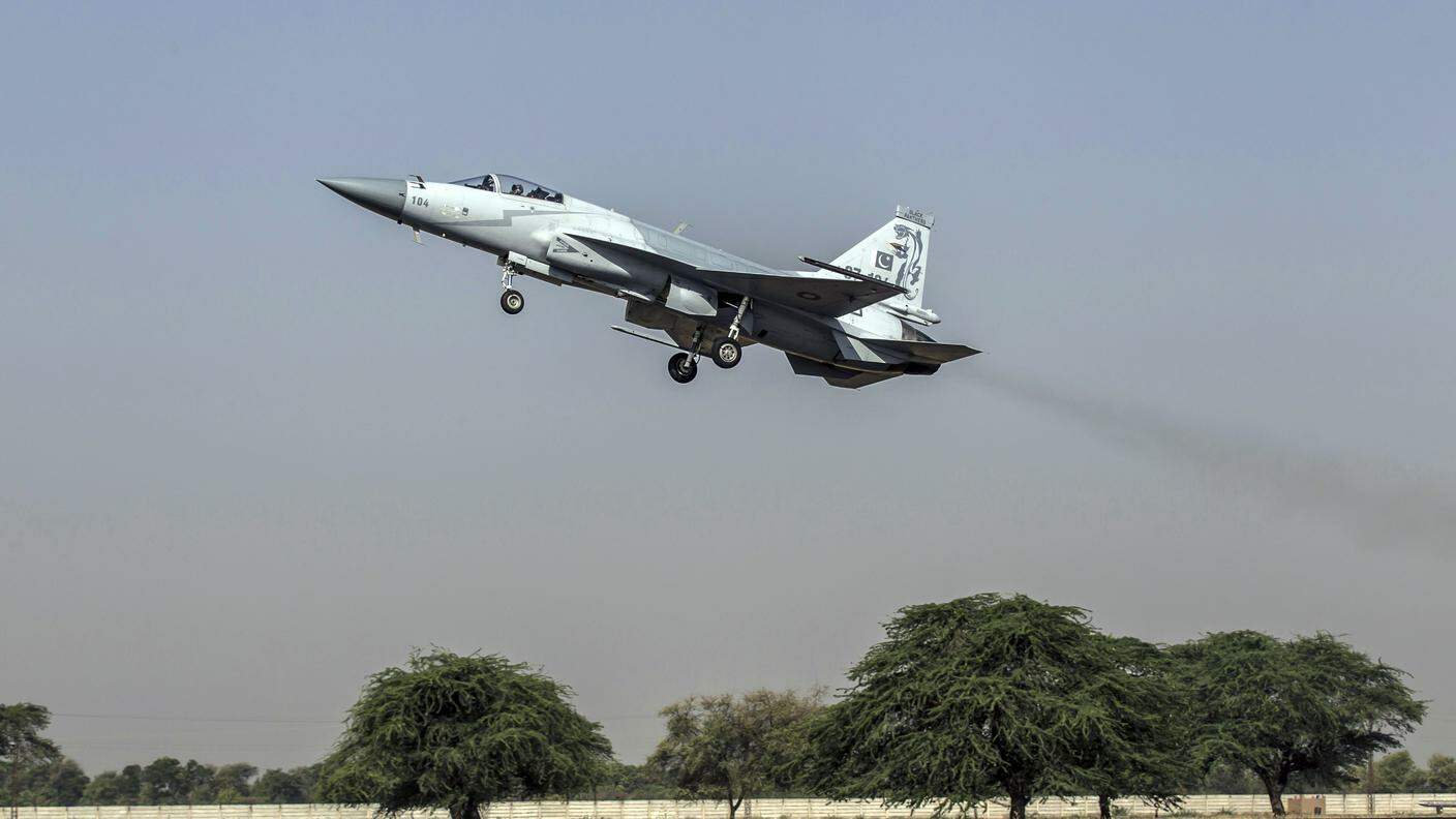 Un caccia JF-17 dell'aviazione pakistana decolla da Karachi 