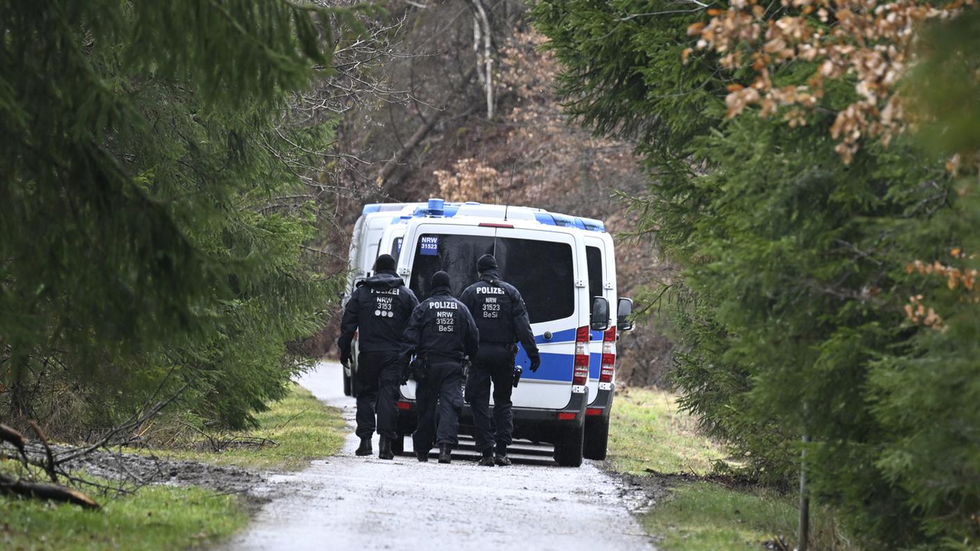 Gli inquirenti nel bosco in cui è stato trovato il corpo di Luise