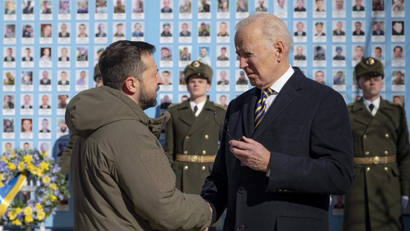 Joe Biden con Zelensky durante la sua recente visita a Kiev: il sostegno statunitense all'Ucraina sottende anche un chiaro messaggio rivolto alla Cina