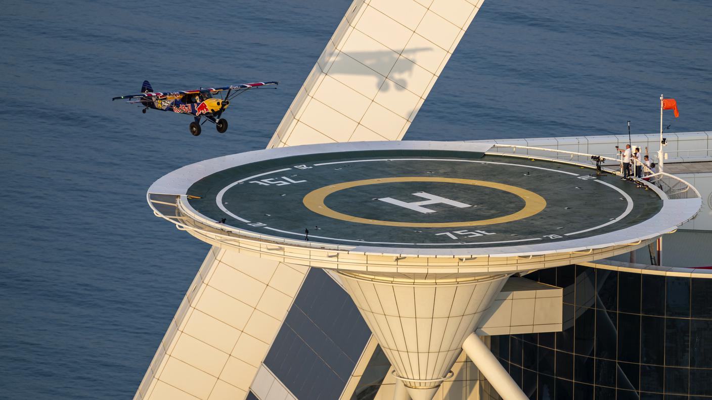 L'atterraggio sull'eliporto del Burj Al Arab