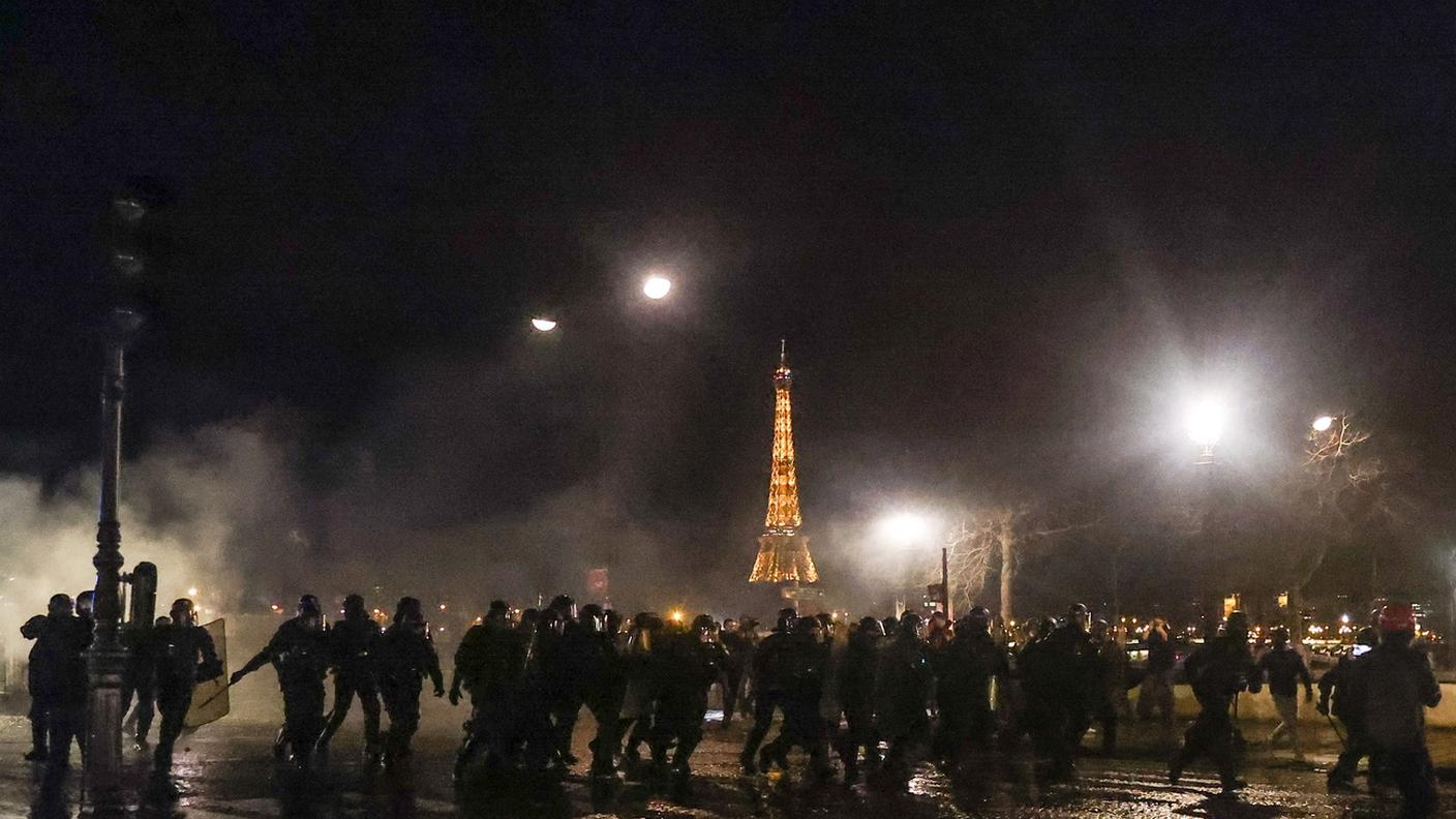 Cariche di polizia sulla place de la Concorde