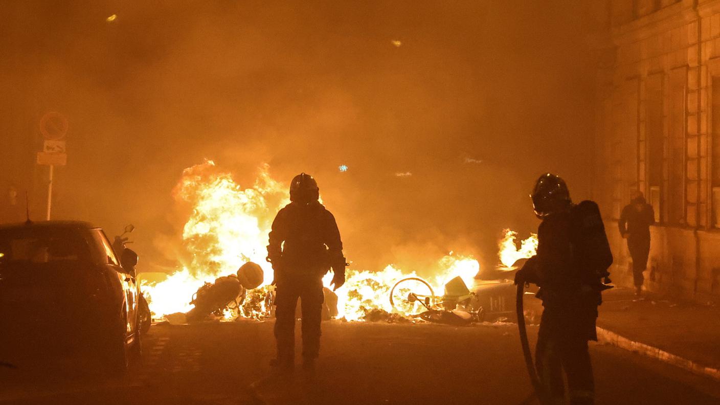 Pompieri in azione a Parigi per spegnere gli incendi appiccati da dei manifestanti