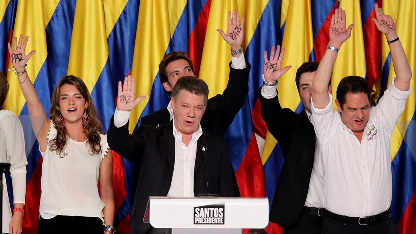 Juan Manuel Santos mentre festeggia la sua rielezione a Bogotà
