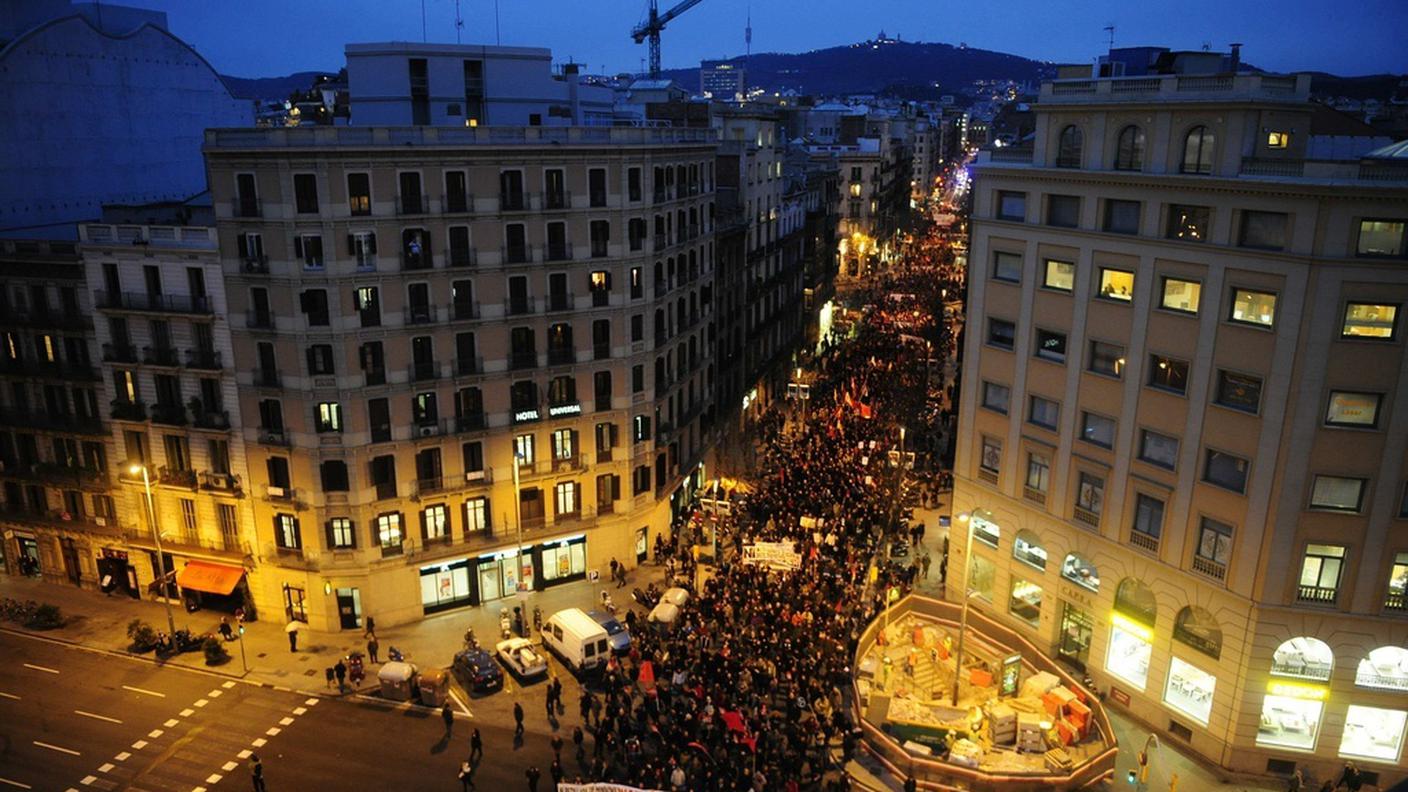 Manifestazione ieri sera a Barcellona contro il piano d'austerità