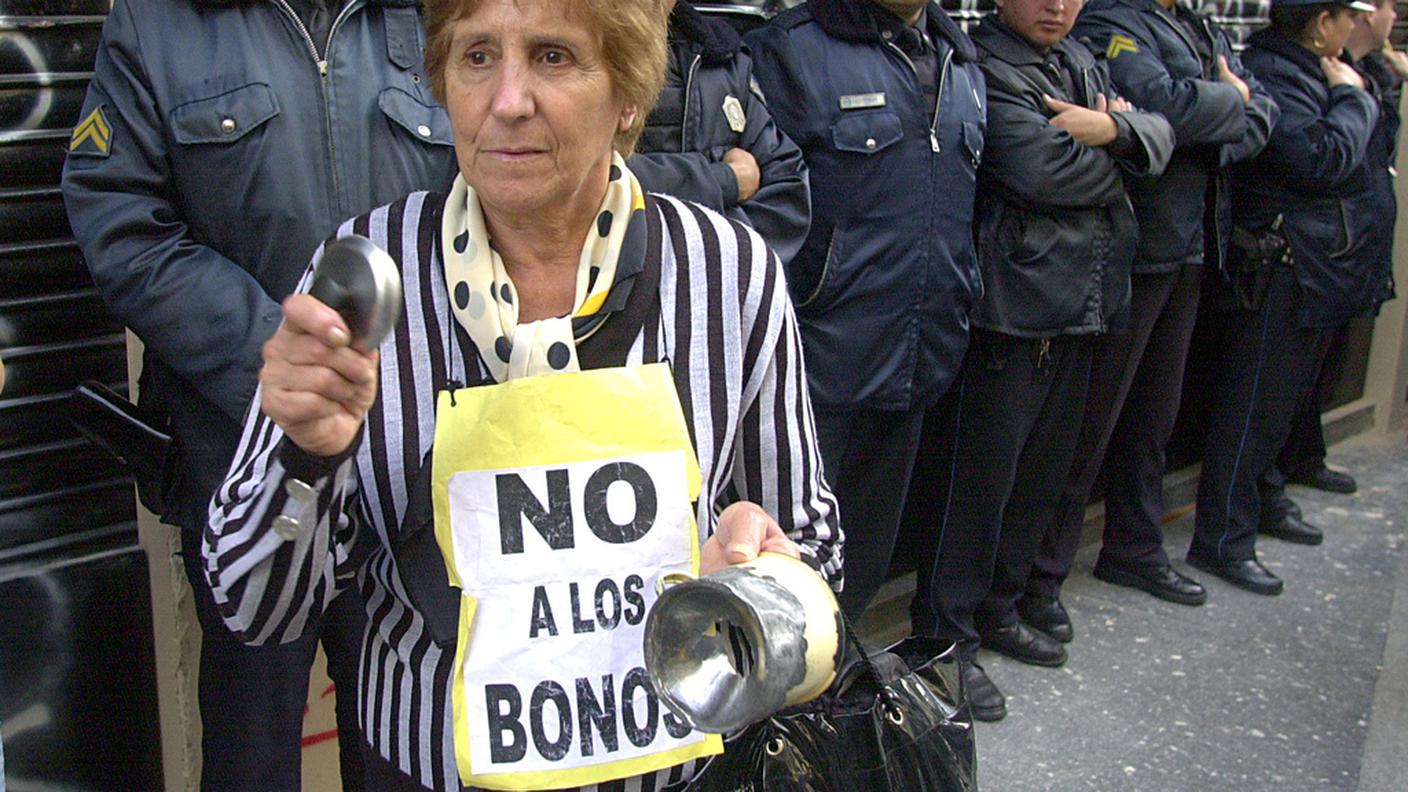 Una manifestante protesta a Buenos Aires contro l'emissione dei Bond