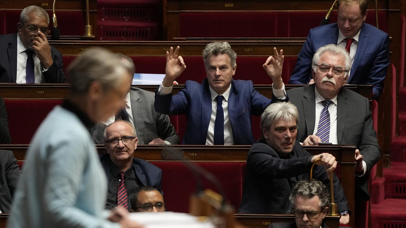 Il deputato francese Fabien Roussel reagisce durante il discorso del primo ministro francese Elisabeth Borne 