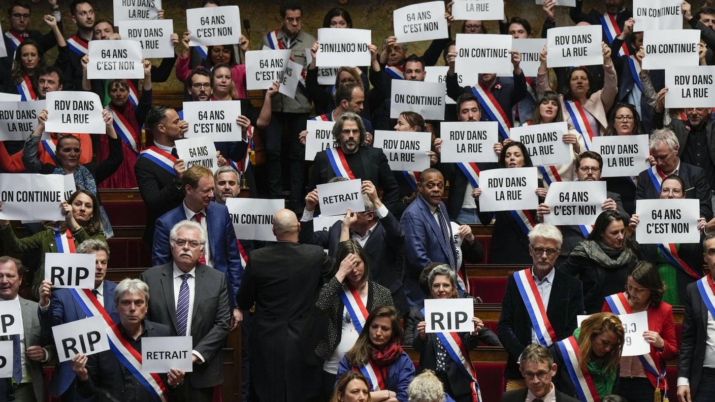 Tra le proteste l'Assemblea Nazionale francese ha respinto la sfiducia a Macron