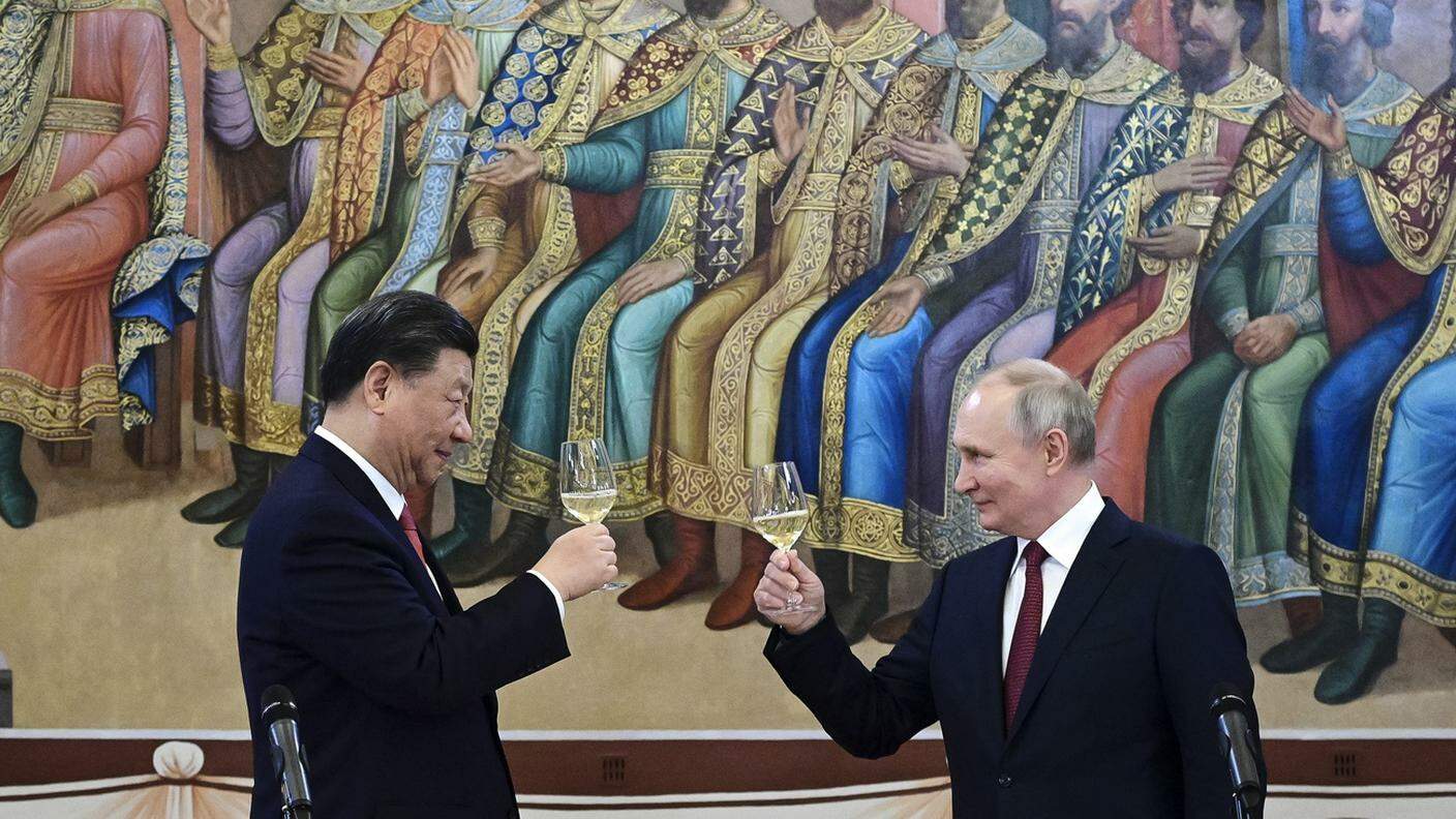 Xi Jinping e Vladimir Putin festeggiano il rafforzamento dei legami tra Cina e Russia