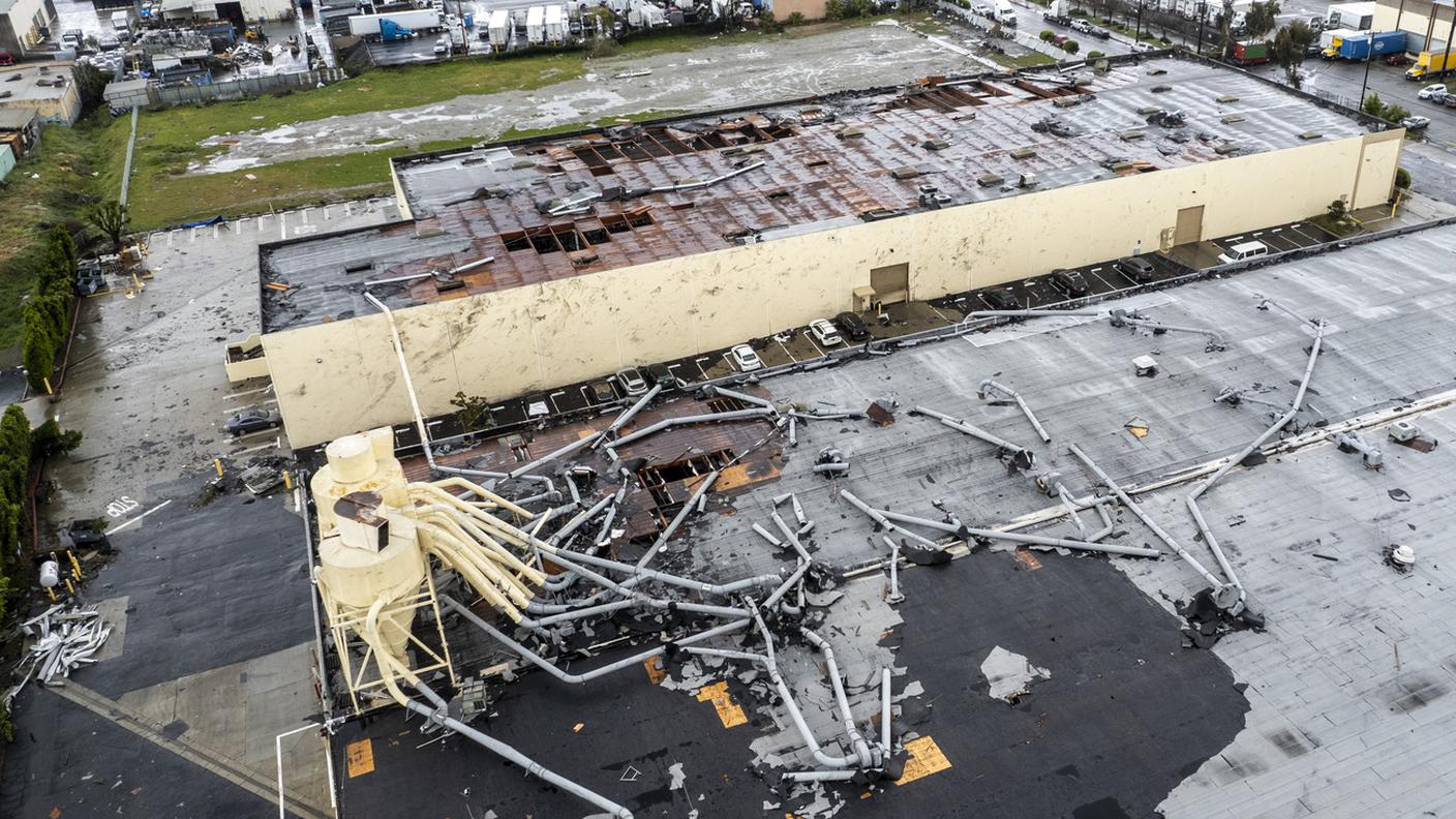 Un edificio e tanti veicoli danneggiati dal tornato che ha investito la California mercoledì