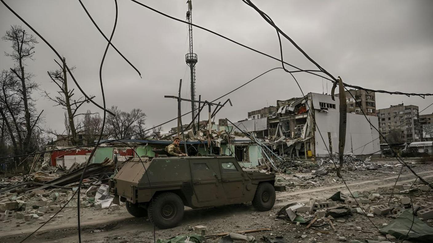 Un blindato svizzero Mowag Eagle I in movimento sulle strade del Donbass a marzo