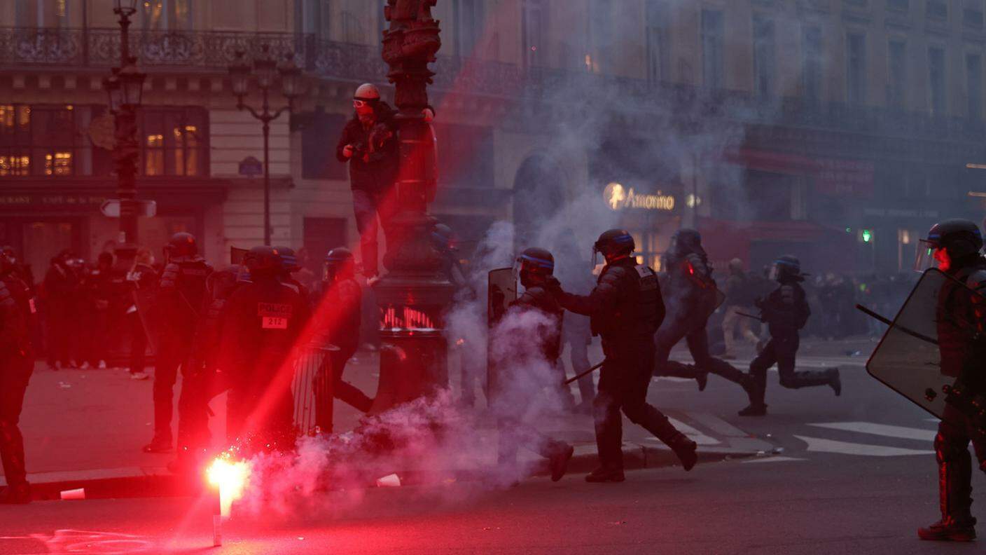 Gli scontri con la polizia in Place de l'Opéra, a Parigi