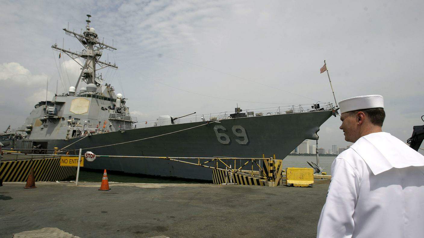 Il cacciatorpediniere americano USS Milius all'ancora in una foto d'archivio