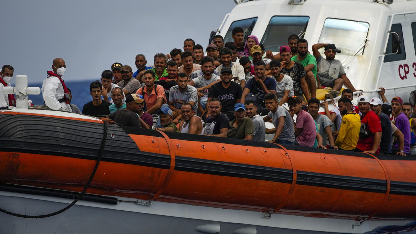 Lampedusa, continuano gli arrivi di migranti