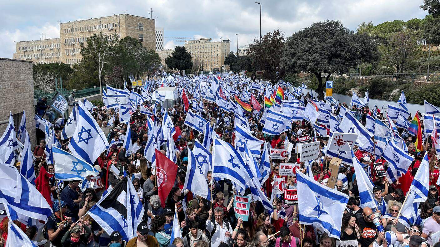 Manifestanti in protesta, stamani a Gerusalemme, nei pressi della sede della Corte suprema
