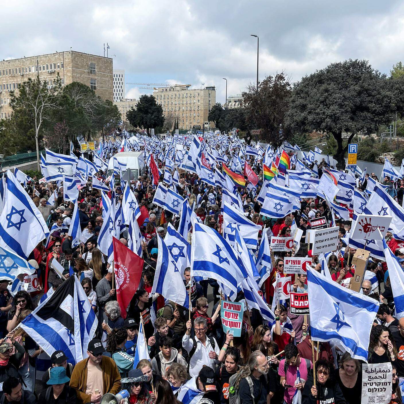 Manifestanti in protesta, stamani a Gerusalemme, nei pressi della sede della Corte suprema