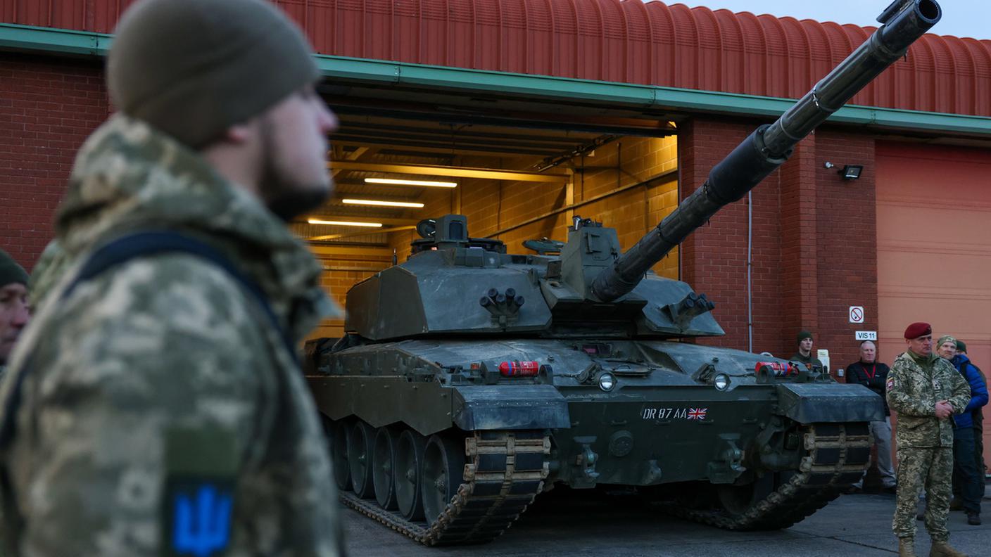 Soldati ucraini ascoltano le spiegazioni di un istruttore britannico sui carri armati Challenger 2