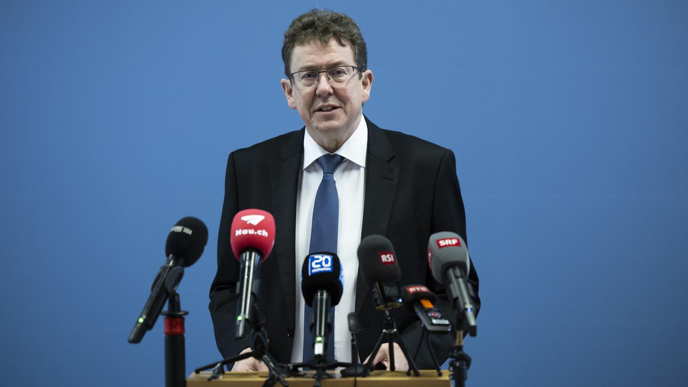 Albert Rösti davanti ai media a Berna