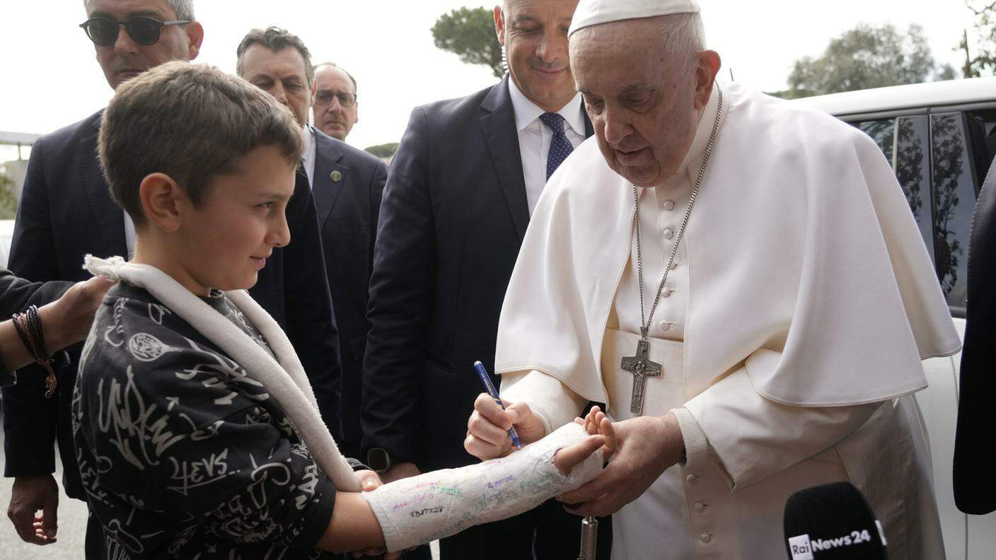 Il Papa ha incontrato pazienti, fedeli e giornalisti all'uscita dal Gemelli