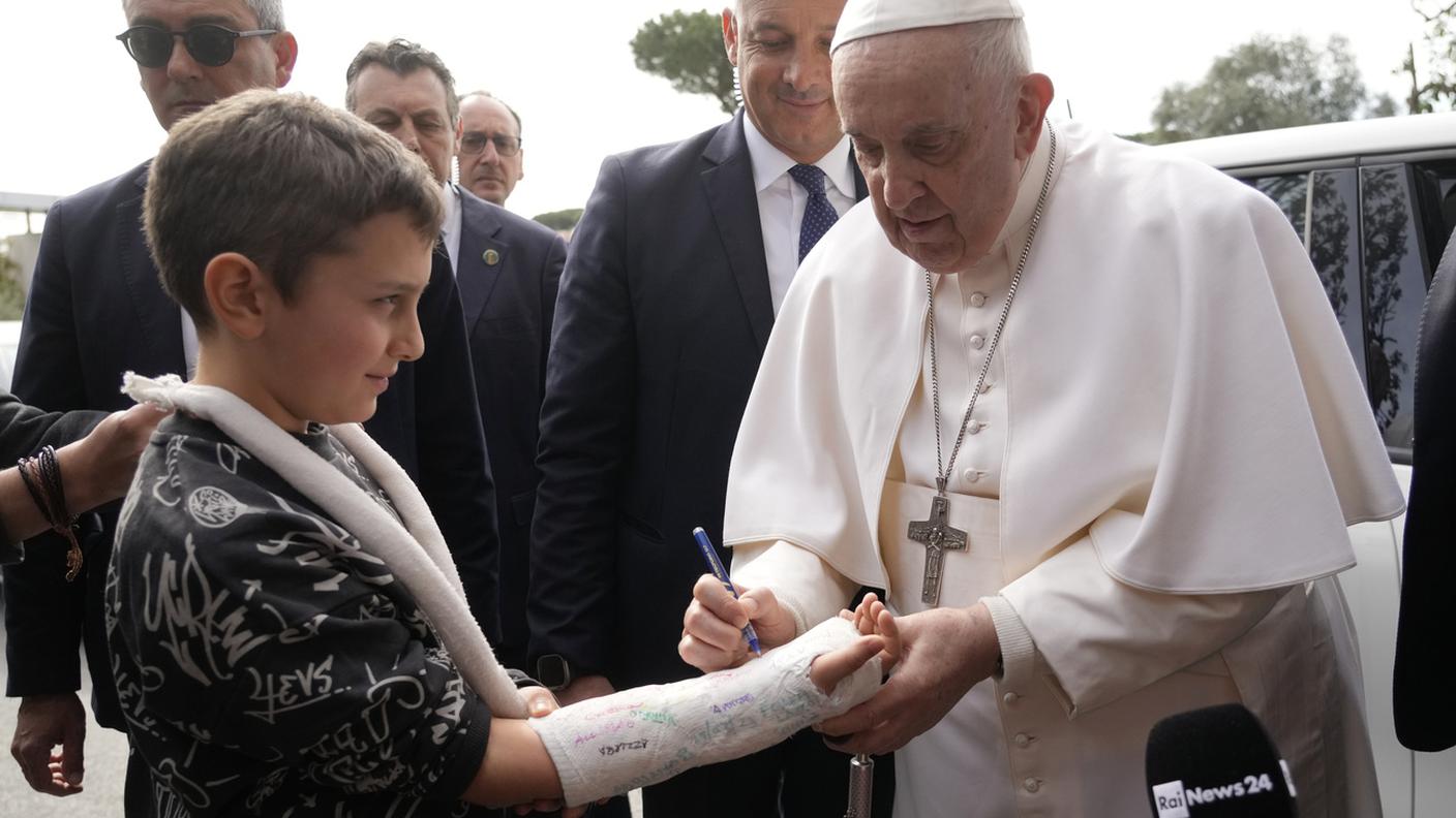 Il Papa ha incontrato pazienti, fedeli e giornalisti all'uscita dal Gemelli