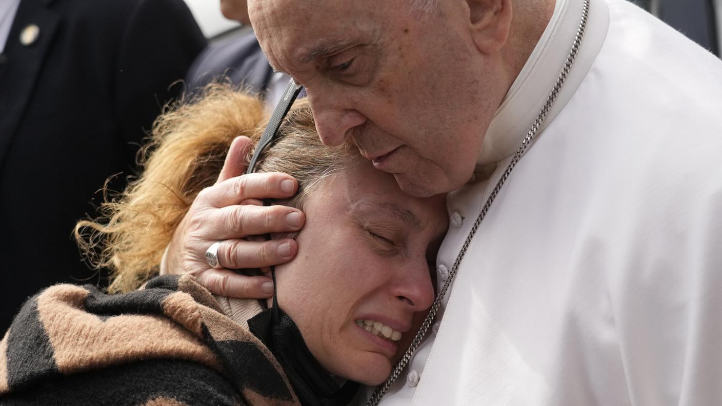 Il Papa ha incontrato pazienti, fedeli e giornalisti all'uscita dal Gemelli.
