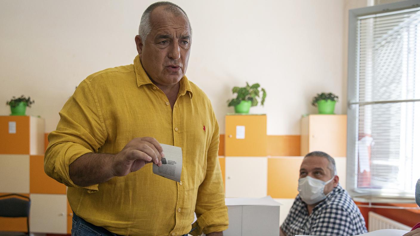 L'ex premier bulgaro Boyko Borissov si reca alle urne per votare alle elezioni politiche anticipate