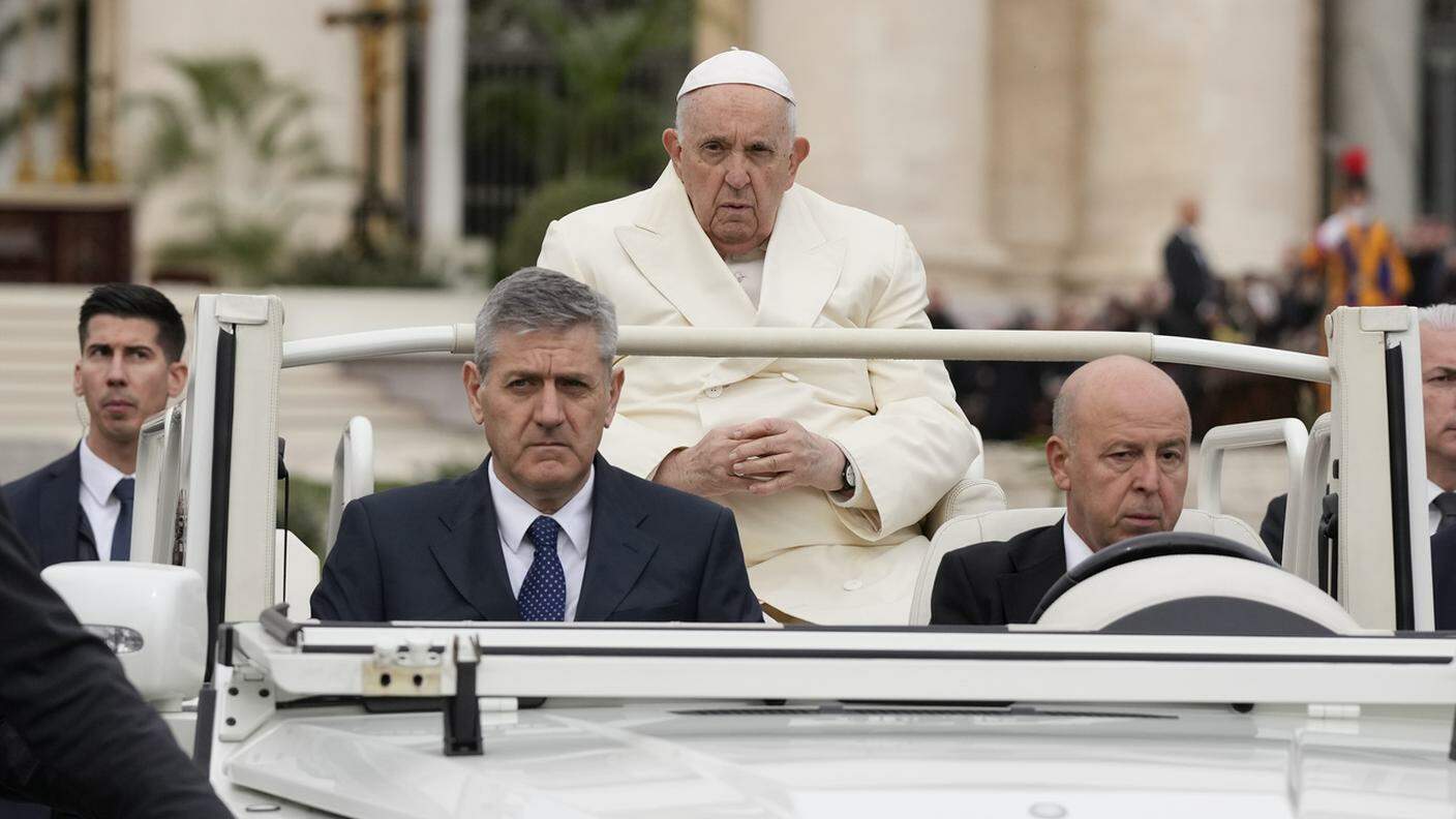 Papa Francesco è arrivato domenica mattina, in Piazza San Pietro, per celebrare la Messa