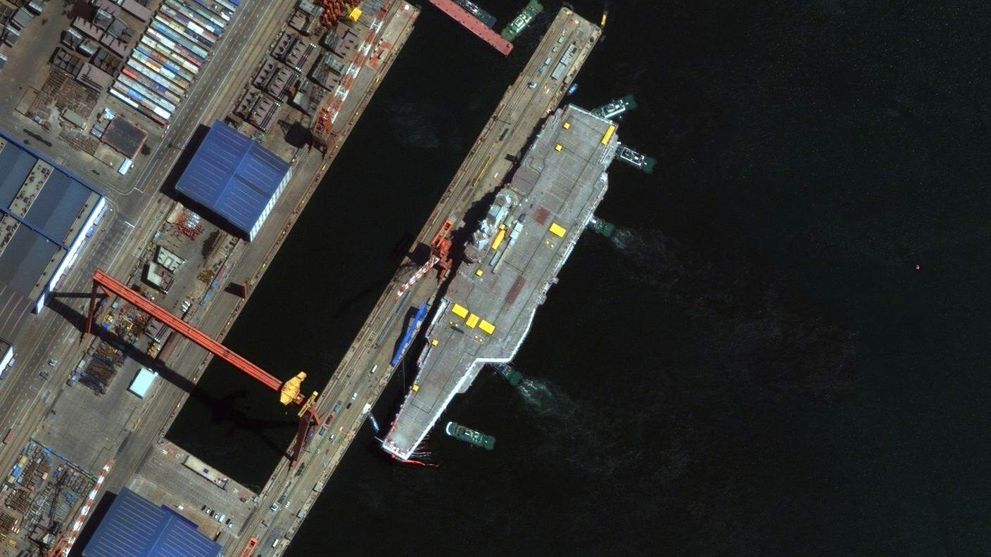 La portaerei cinese Shandong in una foto d'archivio