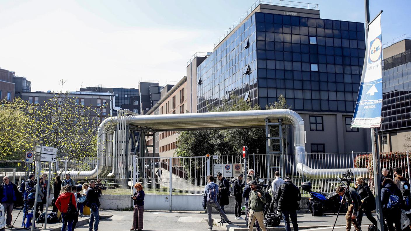 Reporter assiepati fuori dall'ospedale milanese