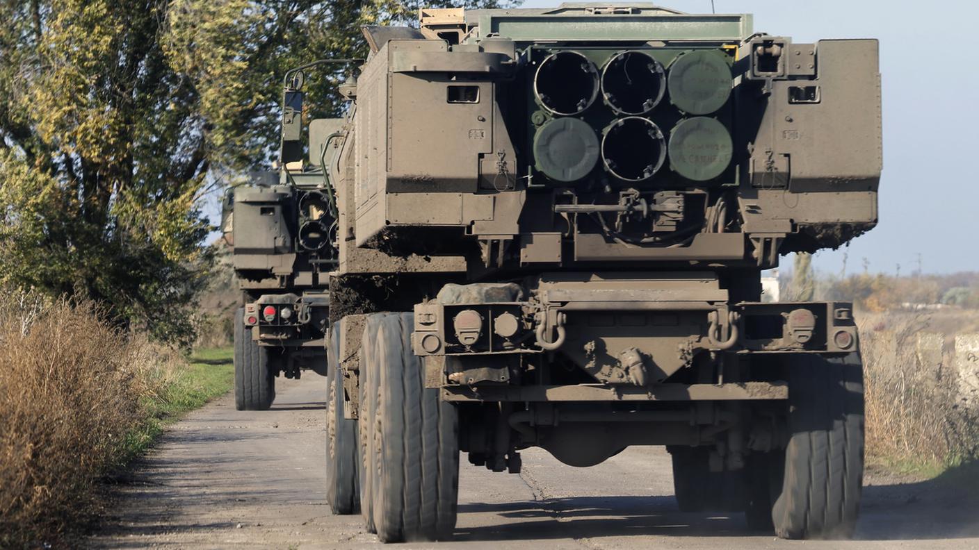 Soldati ucraini portano sistemi lanciamissili di precisione HIMARS vicino alla linea del fronte