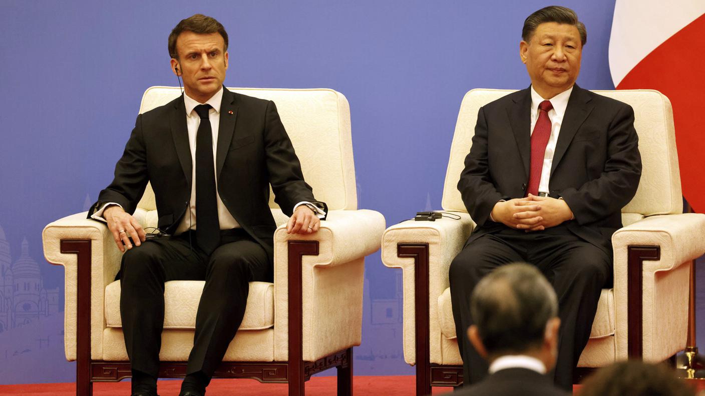 Il presidente francese Emmanuel Macron e il suo omologo cinese Xi Jinping 