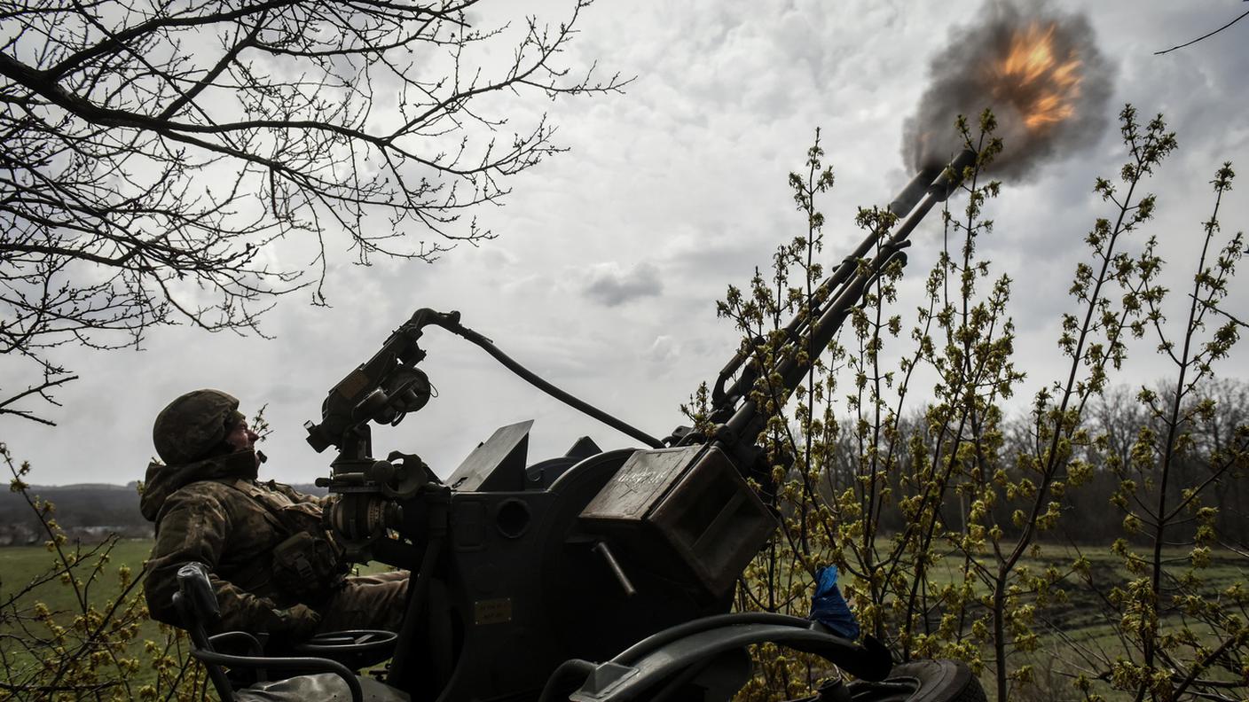 Un militare ucraino spara con il suo obice contro postazioni russe in una zona di Bakhmut