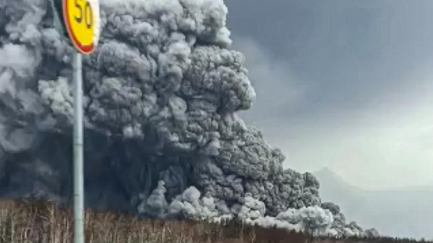 La colonna di fumo dell'eruzione