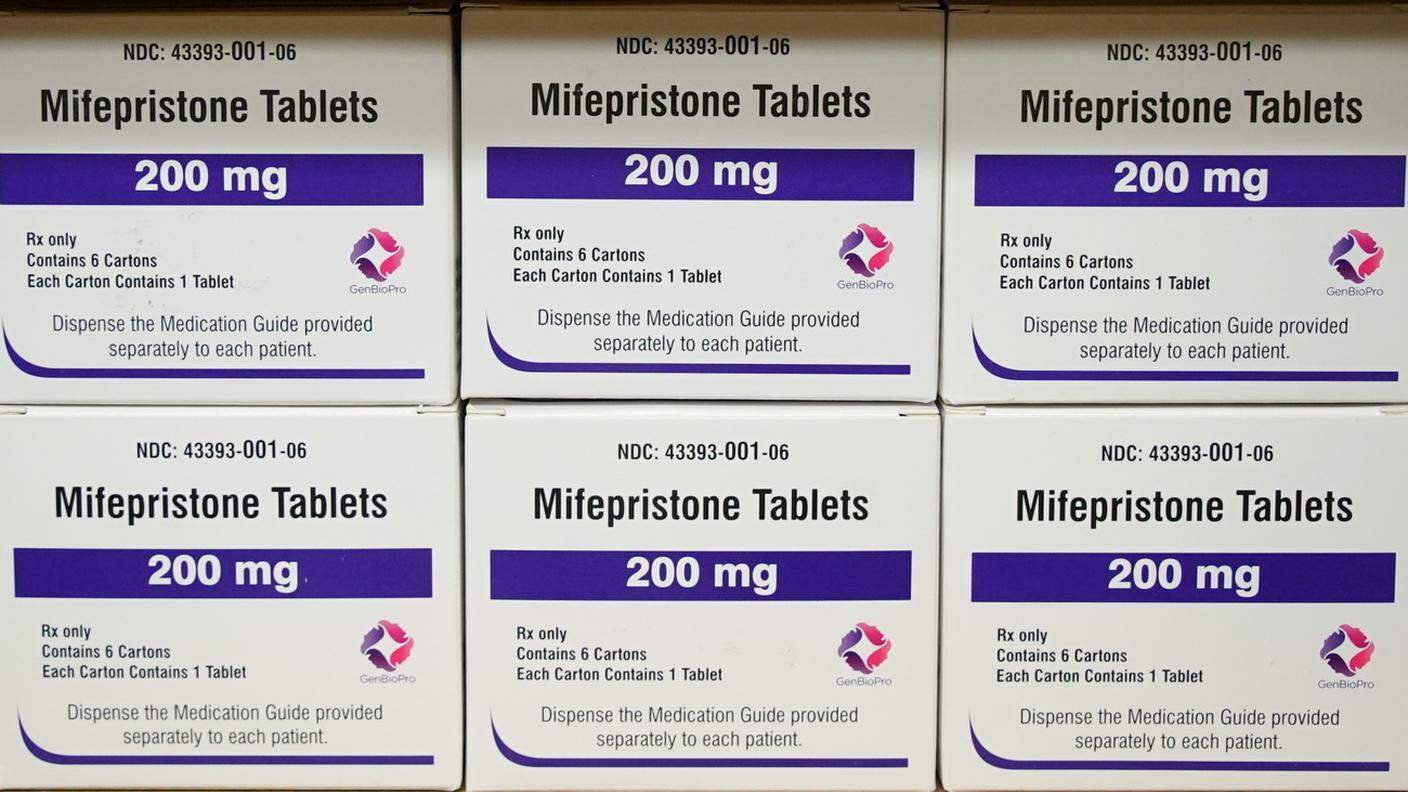 Varie confezioni di mifepristone custodite in una farmacia statunitense