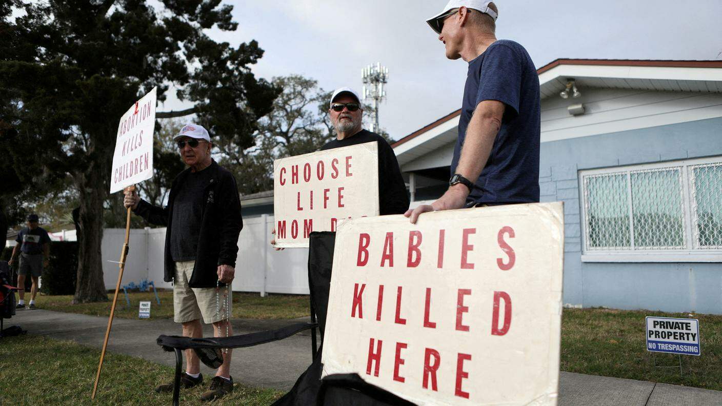 Sostenitori della scelta antiabortista in Florida davanti a una clinica ancora attiva a Clearwater