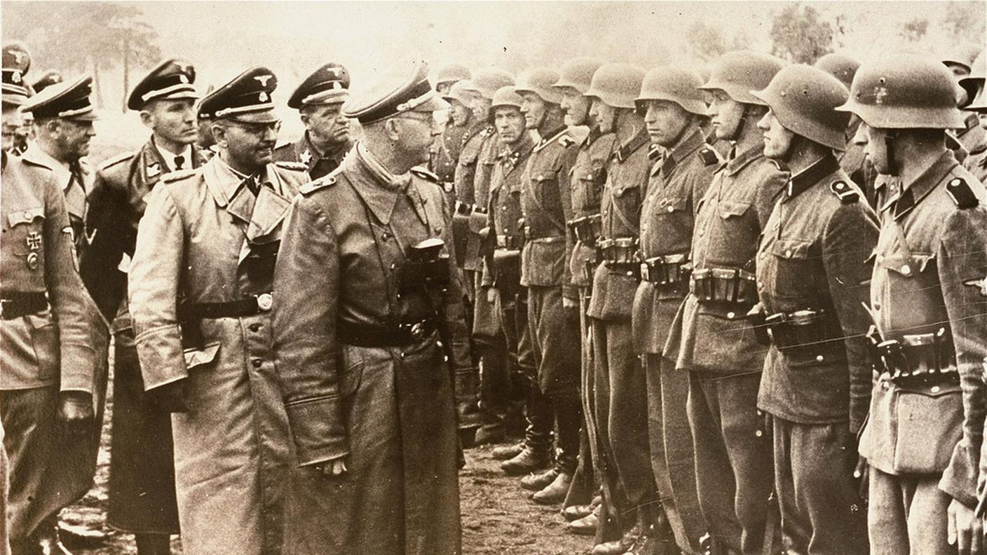 Un reparto di SS davanti ad Heinrich Himmler, ministro degli interni nazista 
