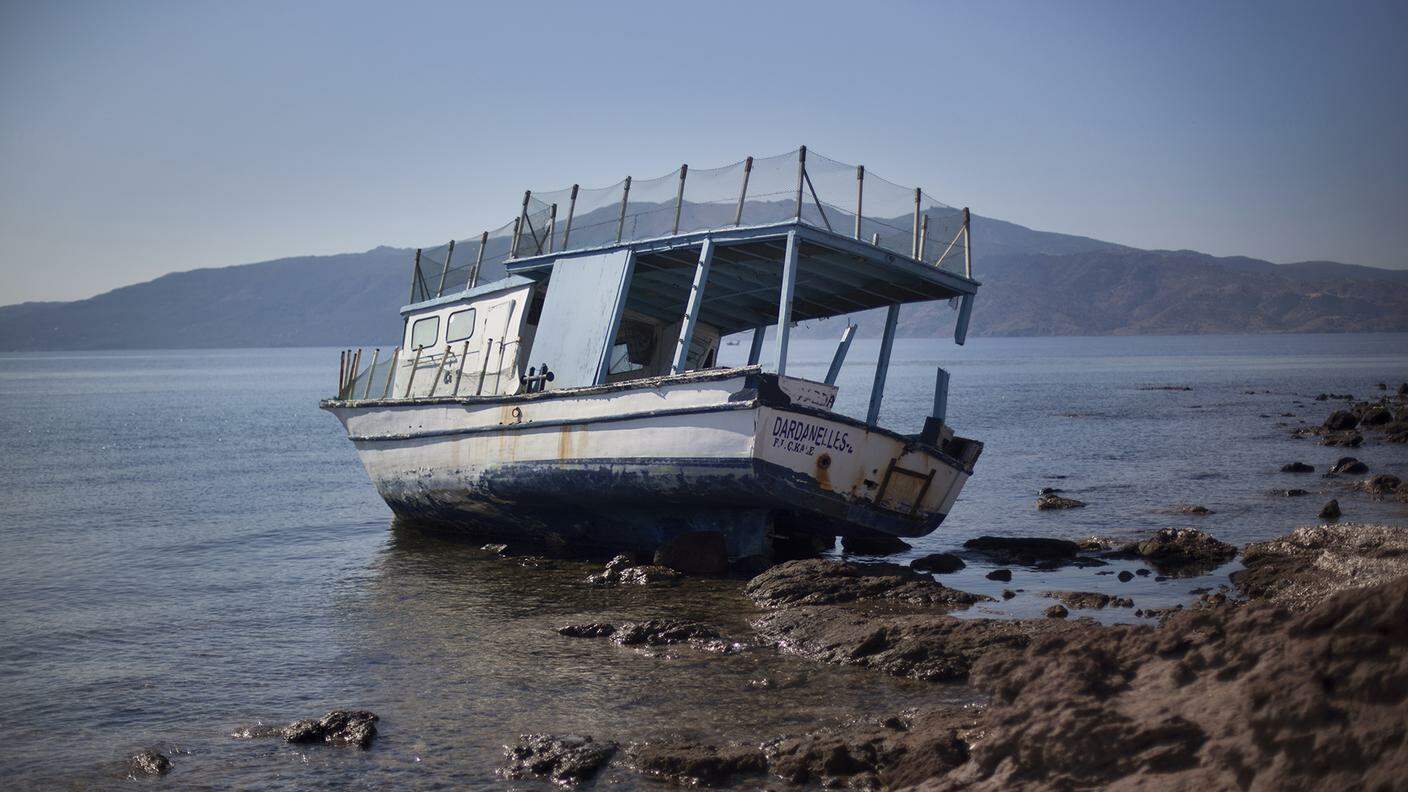 Ciò che resta di un naufragio: una barca utilizzata dai trafficanti per il trasporto di migranti sulla costa turca sudoccidentale, nei pressi della cittadina di 