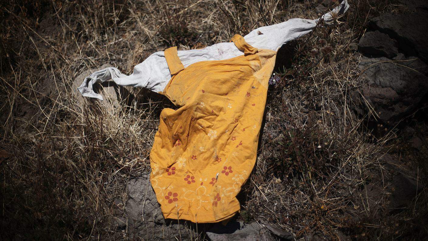 Ciò che resta di un naufragio: un vestito femminile ritrovato sulla costa turca sudoccidentale, nei pressi della cittadina di Asso 