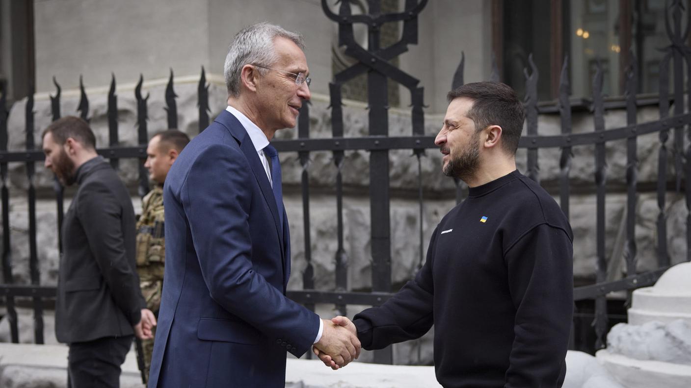 Jens Stoltenberg a Kiev saluta il presidente ucraino Volodymyr Zelensky