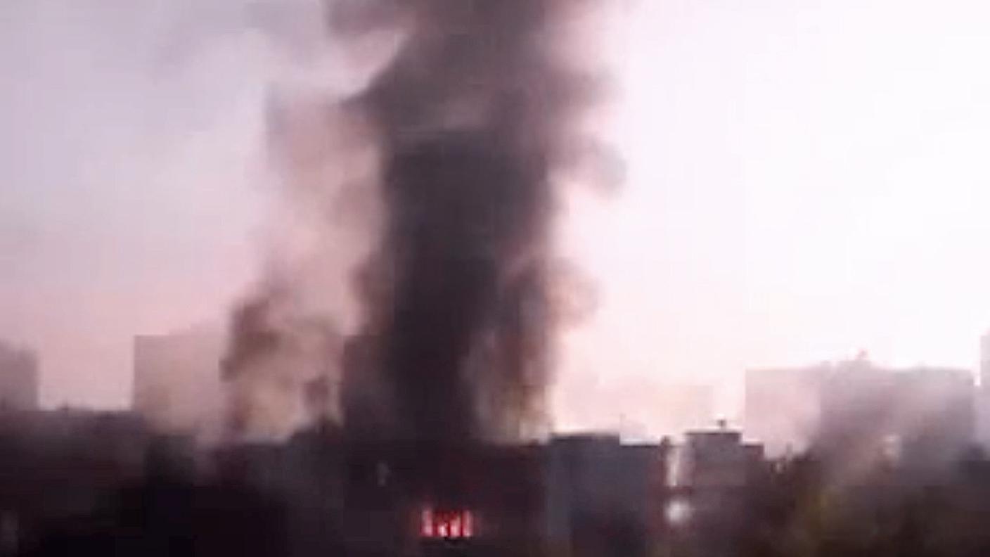 L'edificio delle forze armate in fiamme