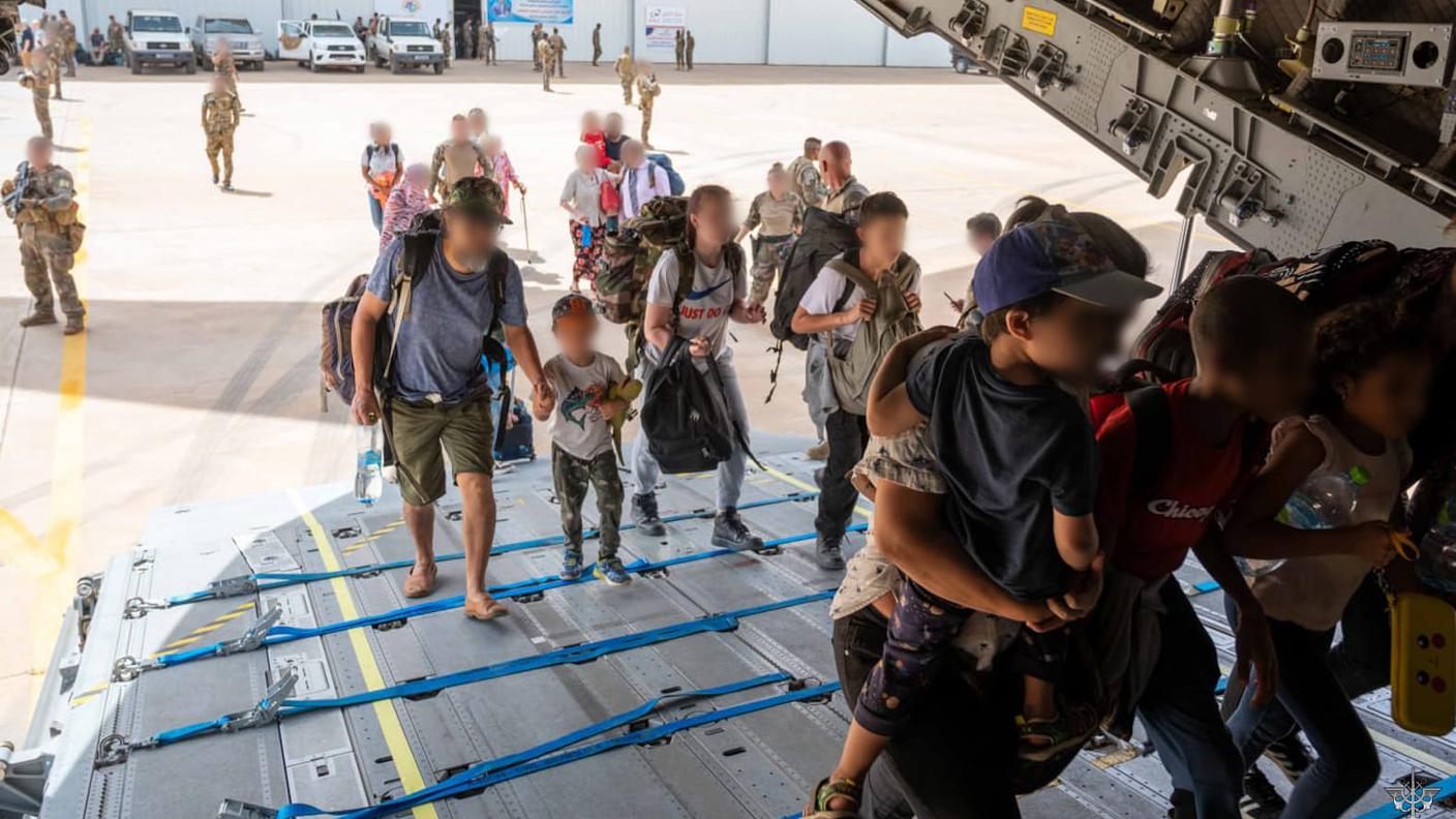 Il momento dell'imbarco su uno degli aerei militari inviati in Sudan dalla Francia