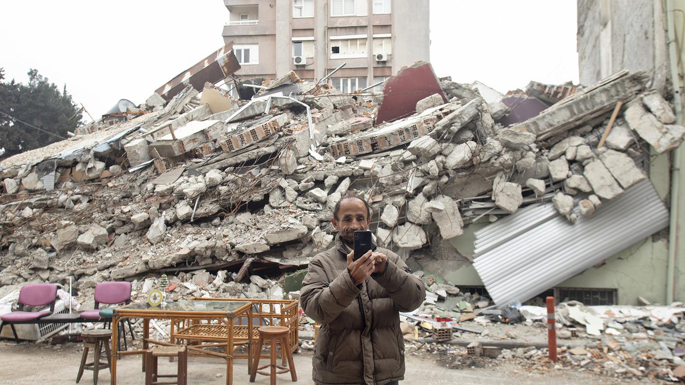 Un vicino, recuperando il sorriso, immortale la scena 