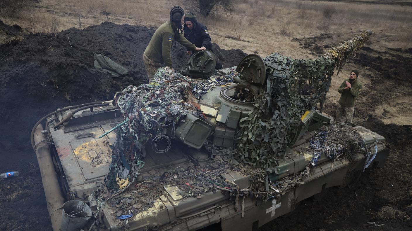 Soldati ucraini su un tank