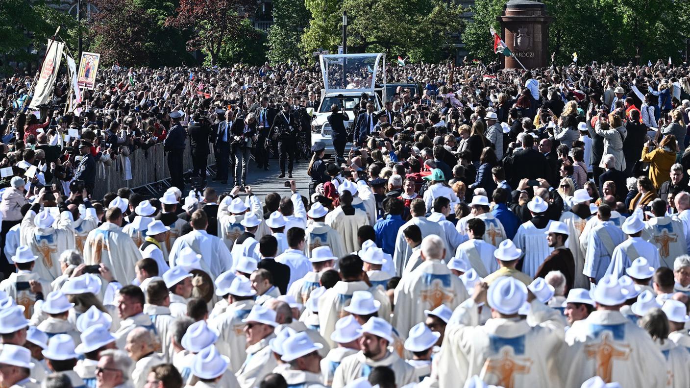 L'arrivo del Papa in piazza Kossuth Lajos per la celebrazione della messa domenicale