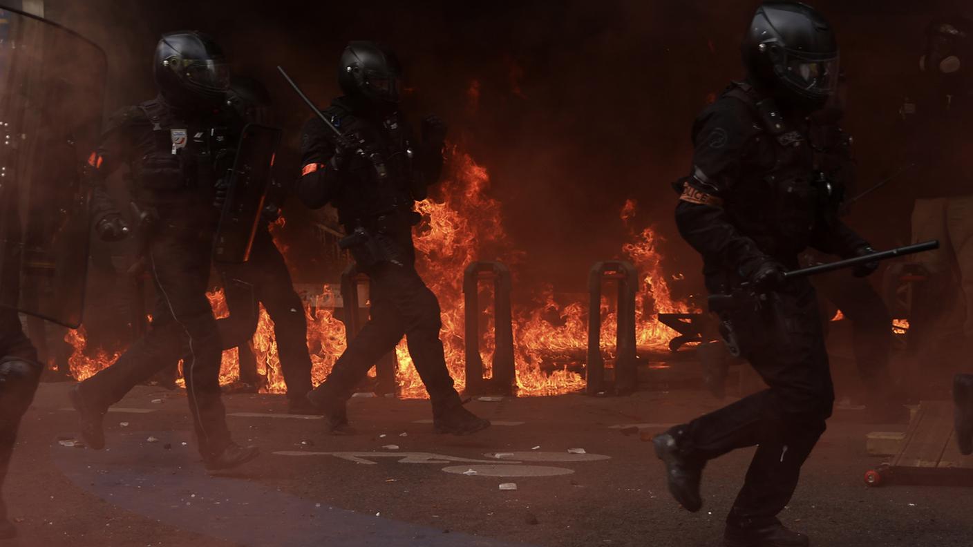 Gli scontri a Parigi, dove la polizia ha cercato di contenere alcuni facinorosi