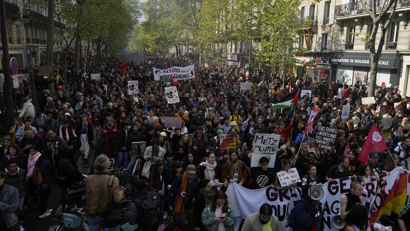 Il corteo che ha sfilato per le strade di Parigi