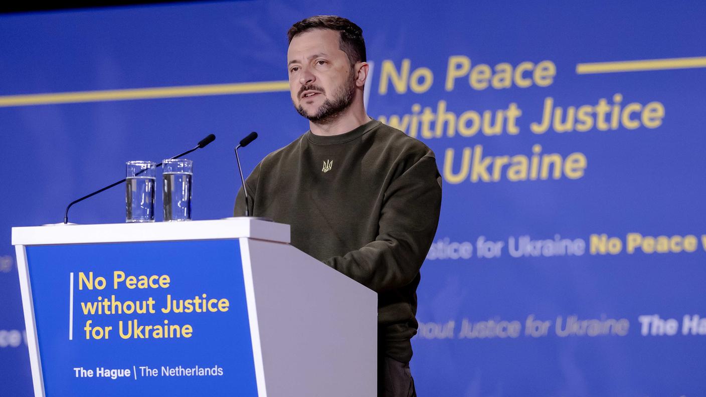 Il presidente ucraino Volodymyr Zelensky durante il suo discorso giovedì all'Aja